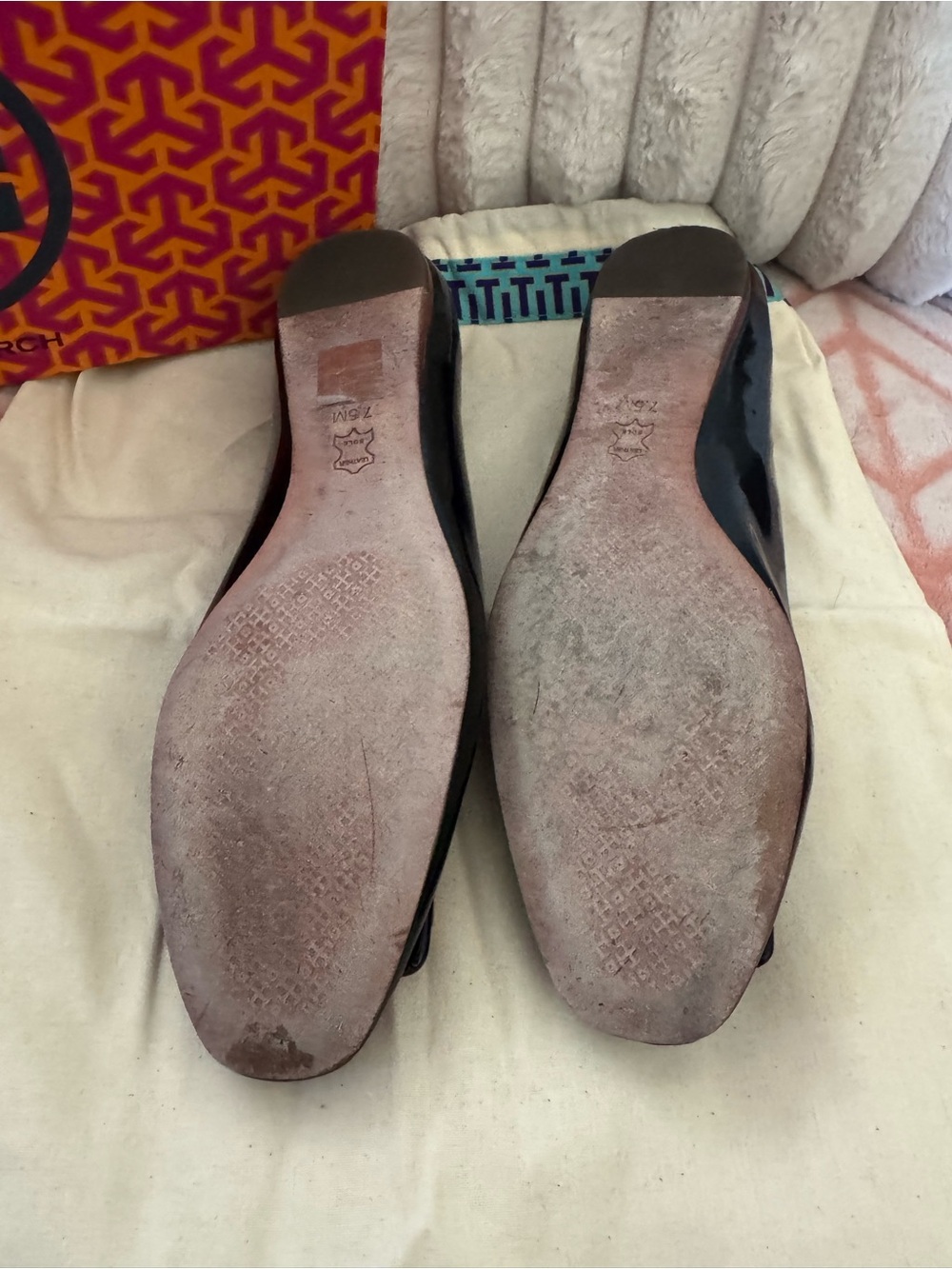 Tory Burch Black Patent Logo Accent Ballet Flats - Picture 4 of 4